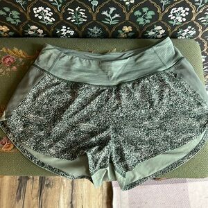 Outdoor Voices Hudson Running Shorts 2.5” in Pebbled Evergreen Size Medium